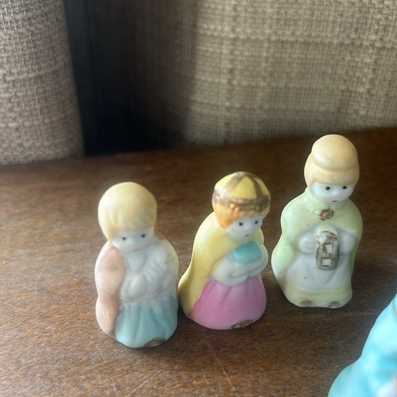 Vintage Miniature porcelain Nativity set - Picture 3 of 4